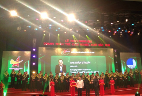 Giám đốc Trần Sỹ Sơn nhận Danh hiệu doanh nhân trẻ khởi nghiệp xuất sắc 2016
