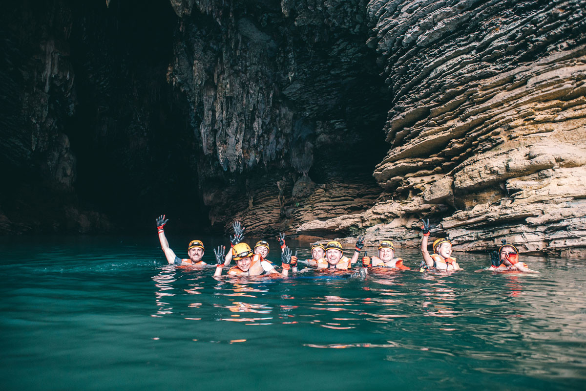 bơi lội ở hang tú làn