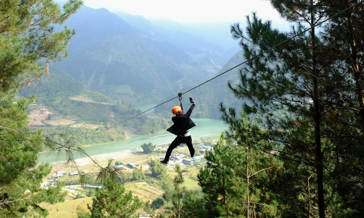 Zipline Tú Lệ chạy qua nhiều dạng địa hình, cảnh quan như ruộng bậc thang, sông, rừng núi 