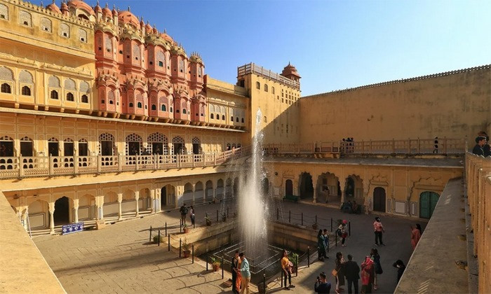 Cung điện với hành lang đón nắng rực rỡ hawa mahal