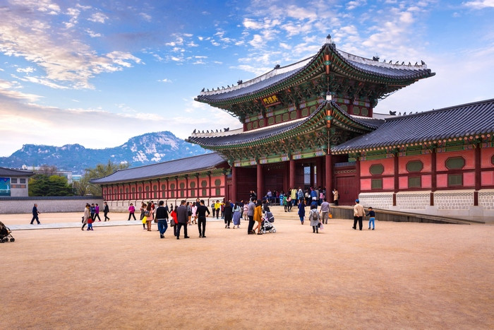 gyeongbokgung-palace-with-lot-people-seoul-south-korea (Copy).jpg