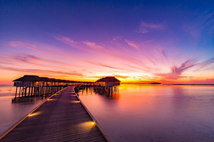 Ngắm cảnh hoàng hôn trên biển Maldives