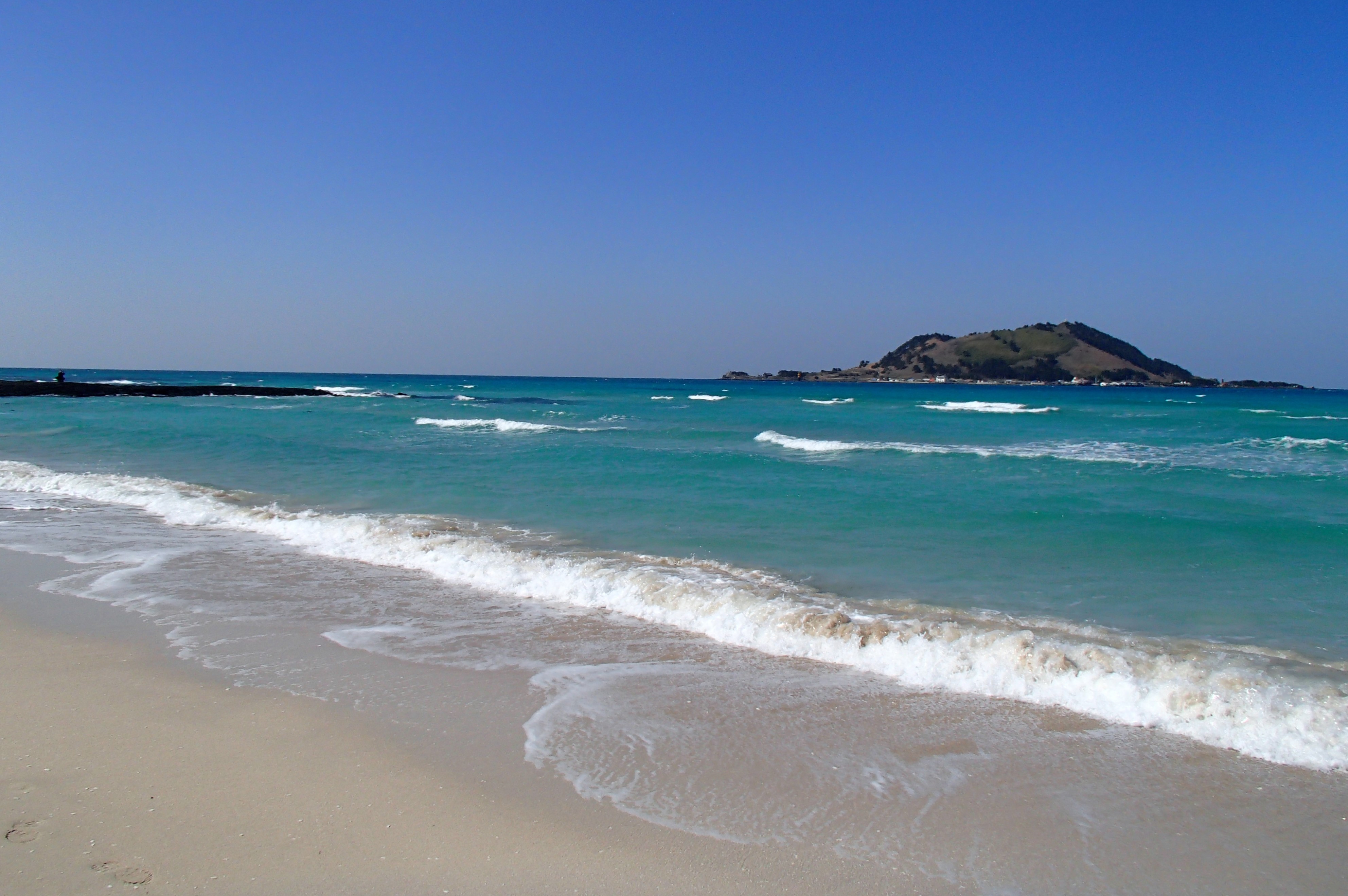 Bãi biển Hyeopjae với làn nước xanh lấp lánh