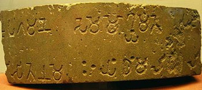 Nhiều hiện vật có khắc chữ Ấn Độ
