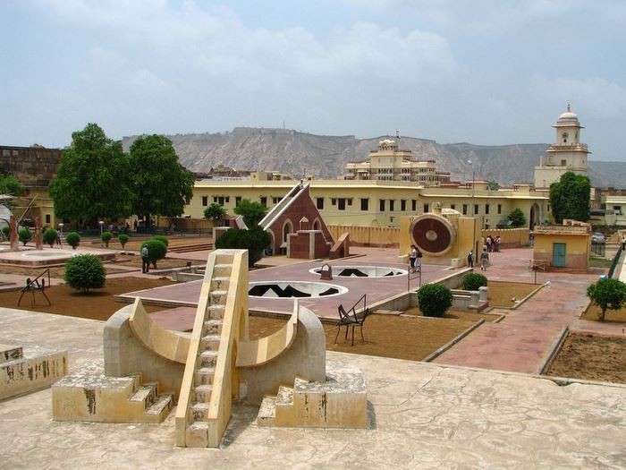 Công trình Jantar Mantar nằm trong khuôn viên rộng lớn