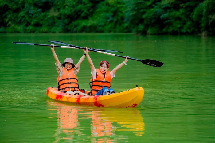 chèo thuyền kayak trên sông
