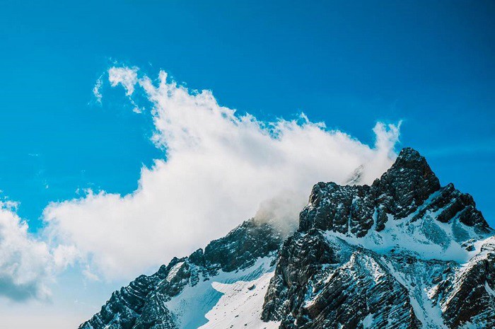 Mây vờn trên đỉnh núi tuyết Ngọc Long