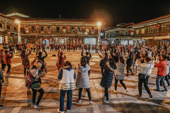 Người dân Shangrila nhảy múa trên đường phố