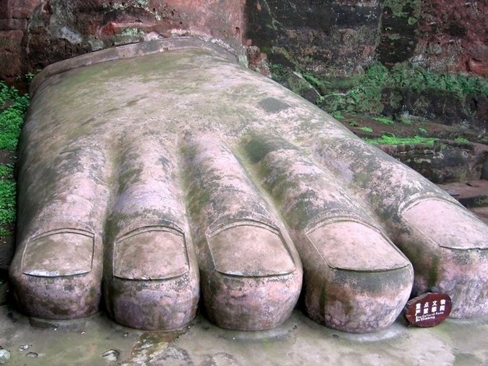 Mu bàn chân của tượng Phật với diện tích đủ cho 100 người ngồi