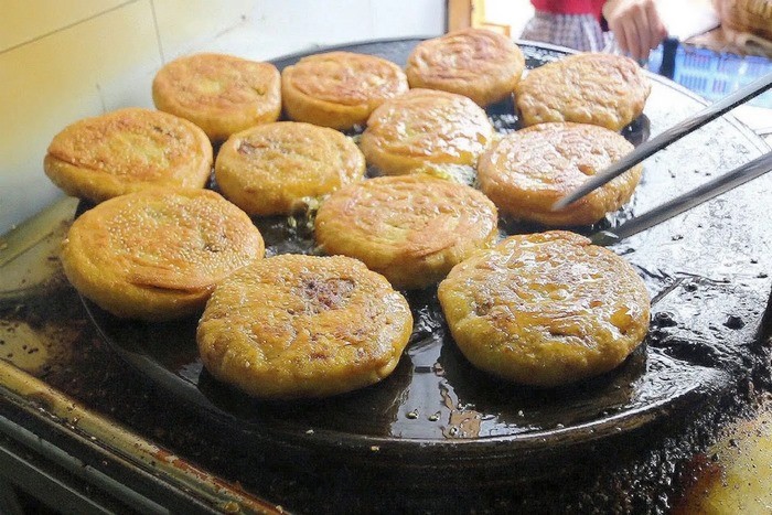 Bánh Guoki được chế biến trên bếp