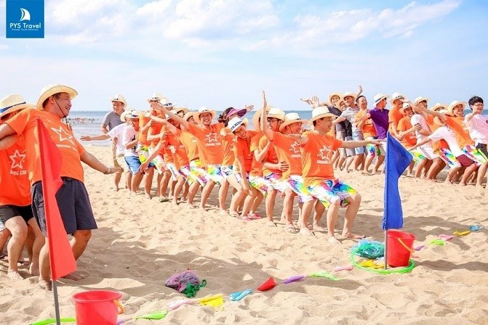 Teambuilding bãi biển giúp kết nối các thành viên với nhau 