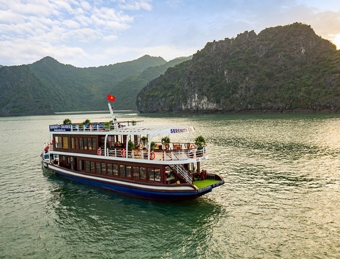 Thuê thuyền thăm quan vịnh Lan Hạ