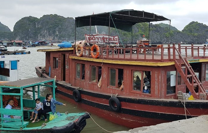 Thuê tàu thăm quan làng chài cổ Việt Hải
