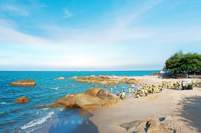 Nhiều người ghé thăm biển Long Hải mỗi năm