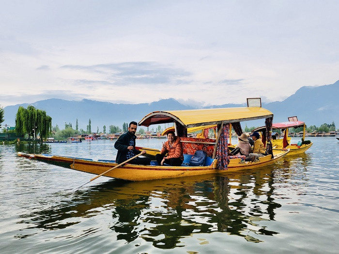 Đến hồ Dal ở Srinagar