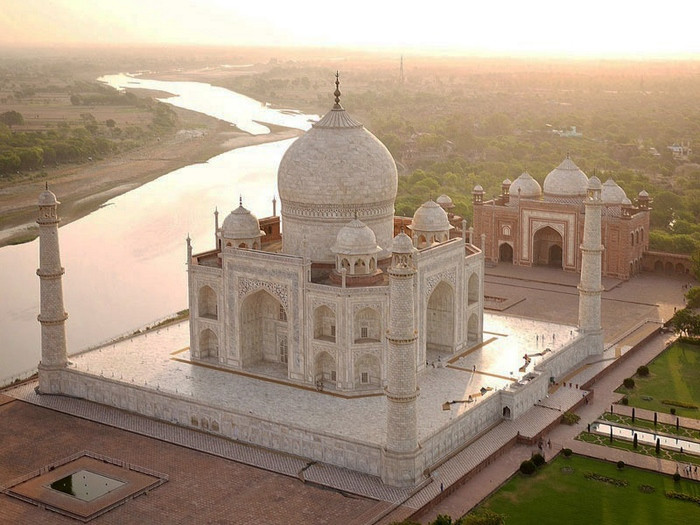 Taj Mahal tại Agra nằm bên bờ Yamuna