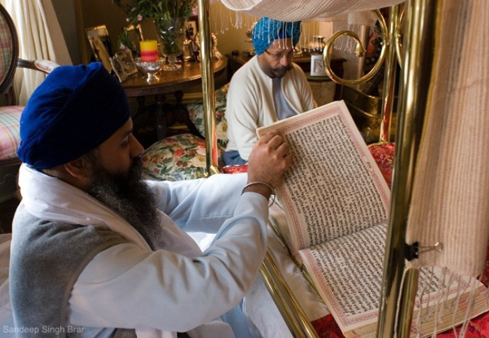 Guru Granth Sahib đọc tại Đền Vàng ở Amritsar 