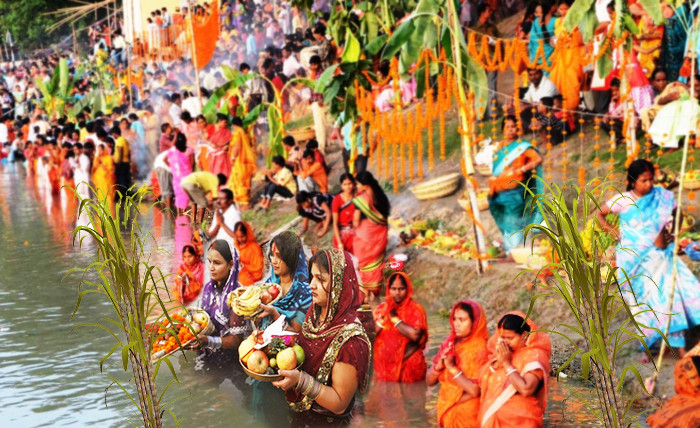 phụ nữ theo đạo hindu lội xuống sông hồ dâng hoa quả