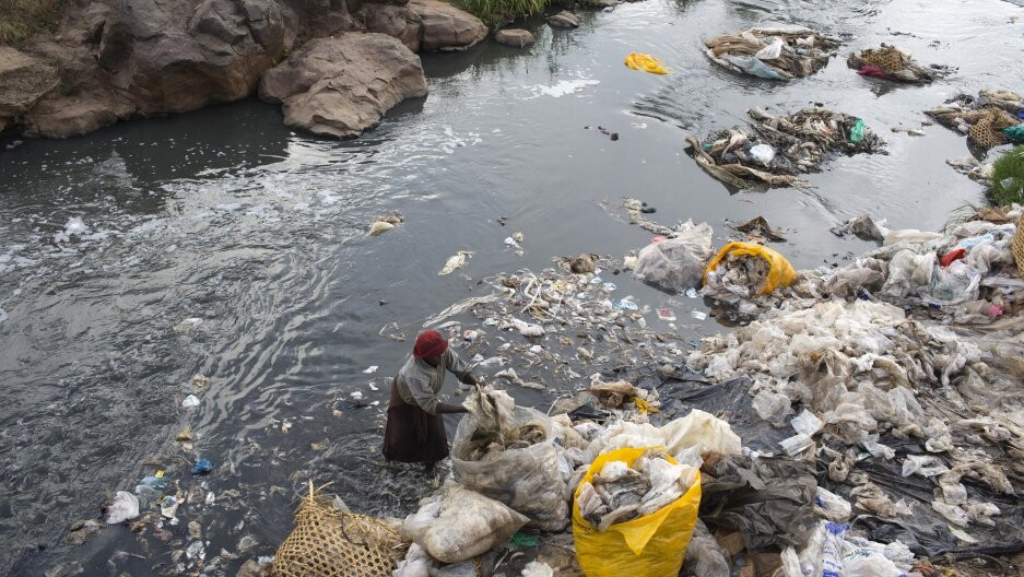 Nước sông Ấn có rất nhiều rác thải và chất thải công nghiệp