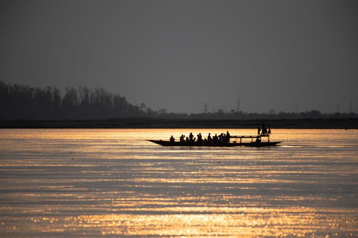 du thuyền trên sông brahmaputra