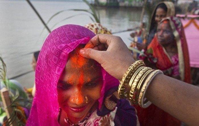 nghi lễ rắc bột đỏ sông brahmaputra