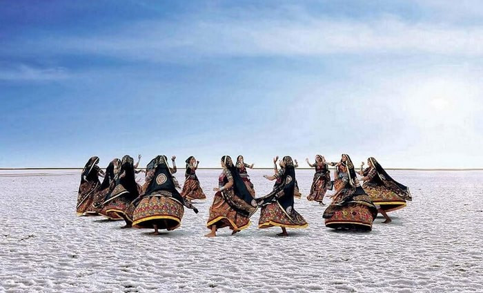 Người dân địa phương nhảy múa trong lễ hội Rann Utsav
