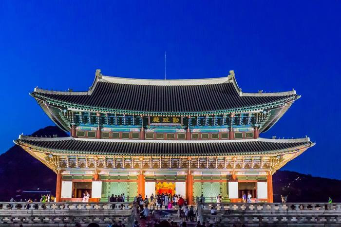 Cung điện Gyeongbokgung rực rỡ về đêm