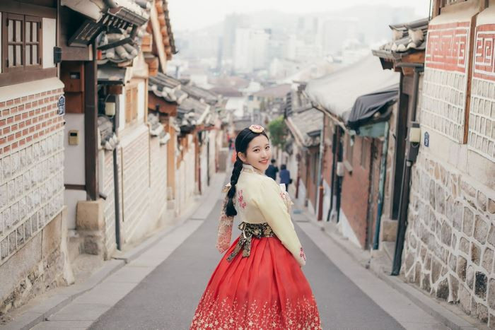 Du khách check in tại làng Namsan Hanok