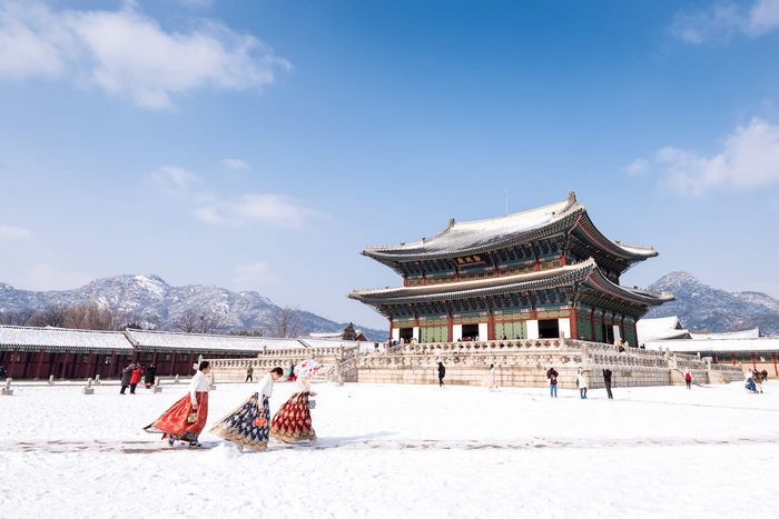 Khung cảnh tuyết rơi trắng xoá tại Cung điện Gyeongbokgung