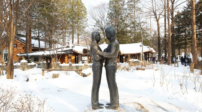 Bức tượng cặp đôi “Bản tình ca mùa đông”