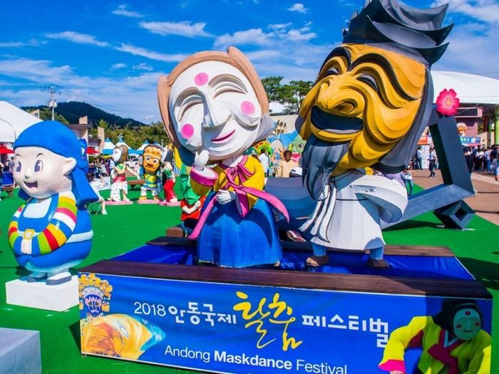 Lễ hội múa mặt nạ Andong được tổ chức tháng 9 hàng năm