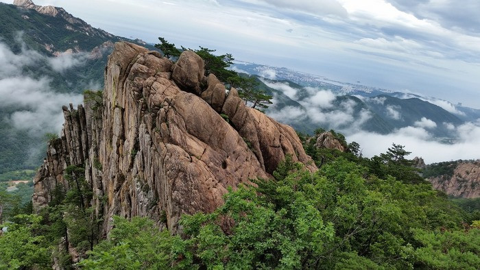 Khung cảnh hùng vĩ từ trên cao của núi Seorak