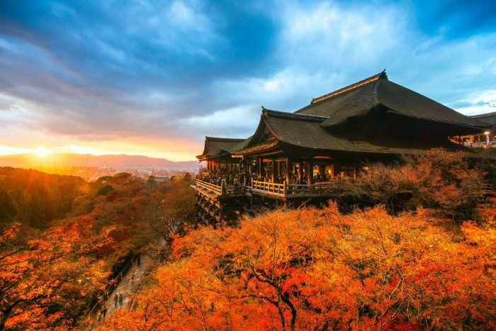 Hoàng hôn và lá đỏ khiến chùa Kiyomizu đẹp hơn bao giờ hết