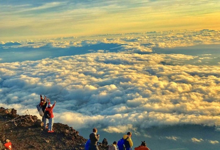 Du khách chinh phục đỉnh ngọn núi Phú Sĩ - địa điểm biểu tượng của đất nước Nhật Bản