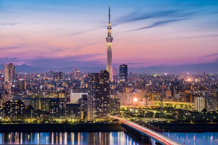 Tháp Tokyo lung linh khi thành phố sáng đèn