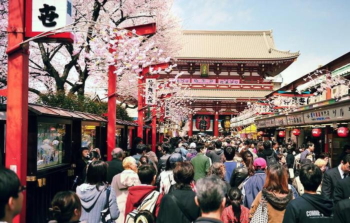 Phố cổ Nakamise là địa điểm không thể bỏ qua khi du lịch Tokyo mùa đông
