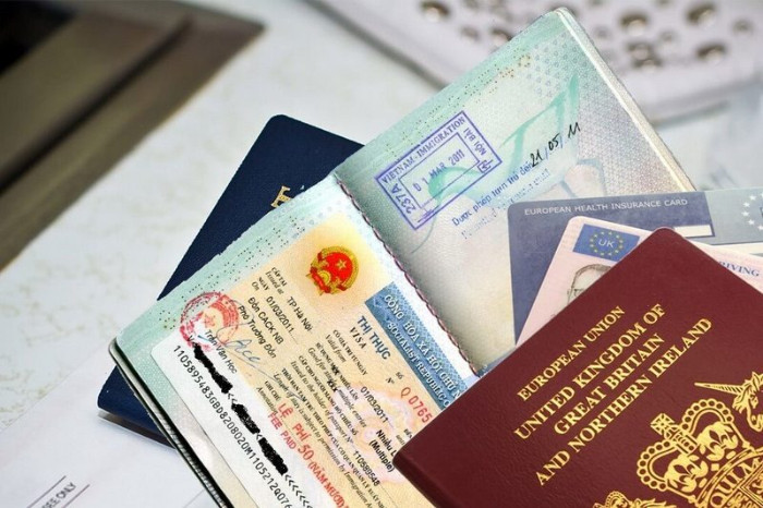 Bạn bè của Việt Kiều chuẩn bị giấy tờ như khách nước ngoài du lịch 