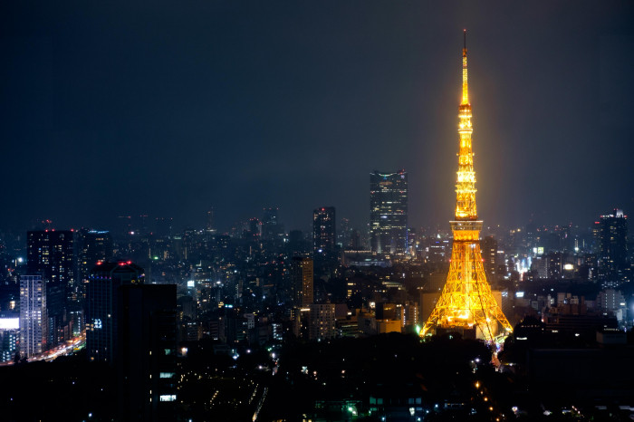 Tháp Tokyo lung linh khi trời chuyển tối