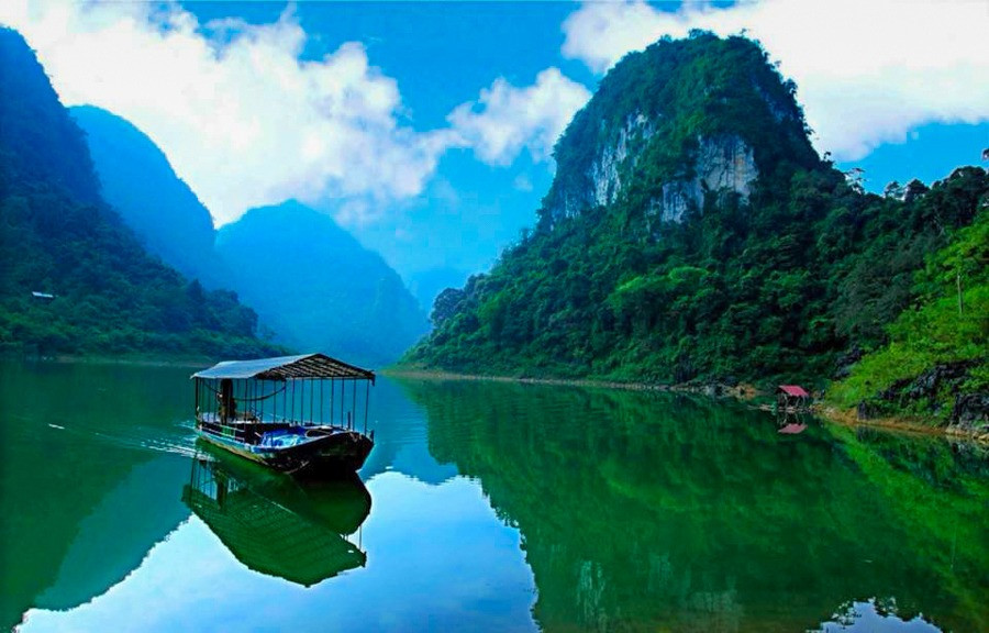Hồ Thang Hen xanh mát, yên bình