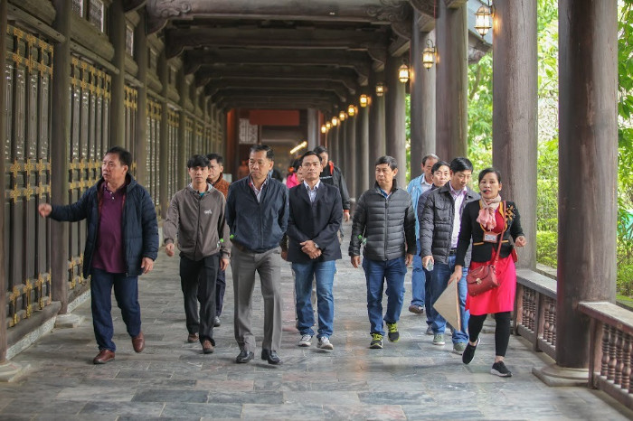Nếu du khách đi theo tour sẽ có hướng dẫn viên giới thiệu về chùa