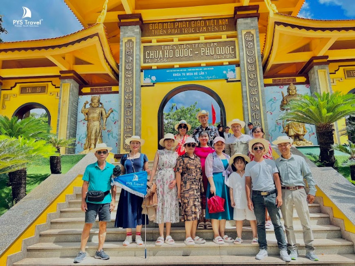 Du khách có thể ghé thăm chùa Hộ Quốc