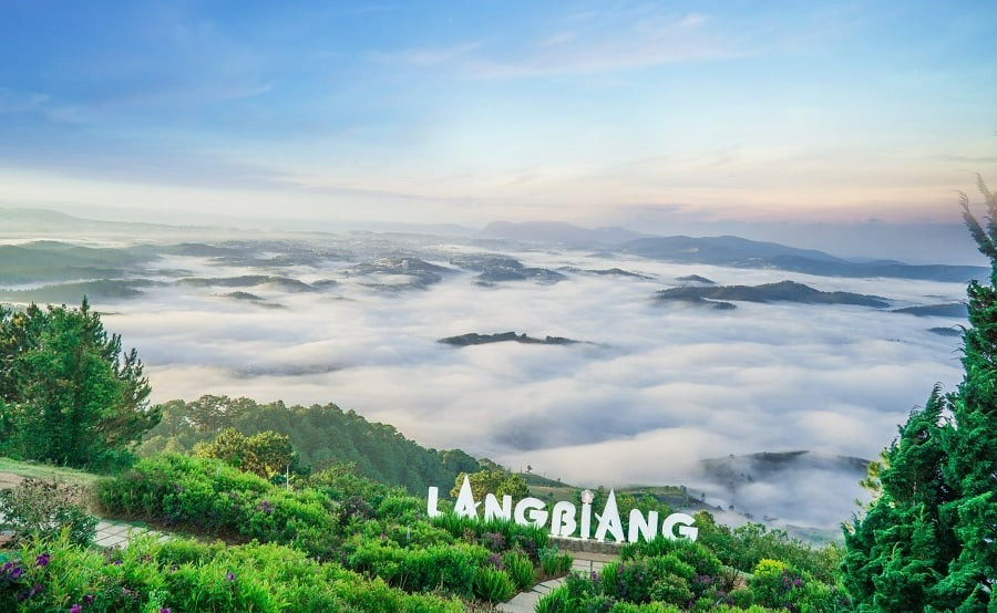 Đứng trên đỉnh Langbiang du khách sẽ ngắm nhìn Đà Lạt ở một góc độ bao quát hơn