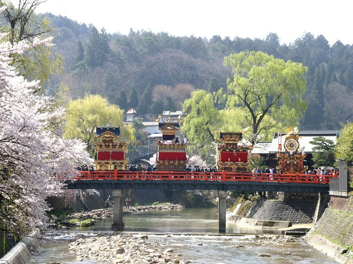 lễ hội mùa xuân takayama