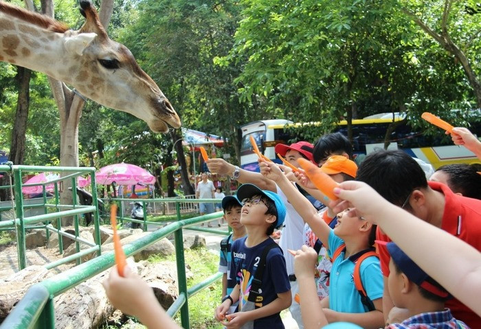 Các em học sinh tiểu học rất hứng thú với các loài động vật ở thảo cầm viên