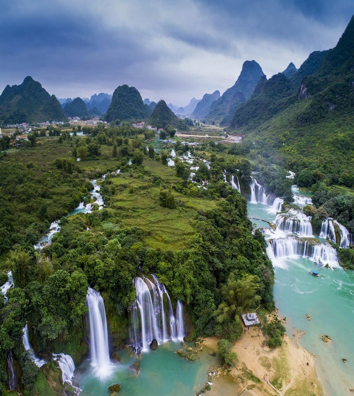 Thác Đức Thiên là cách gọi của Trung Quốc, ở Việt Nam gọi là thác Bản Giốc