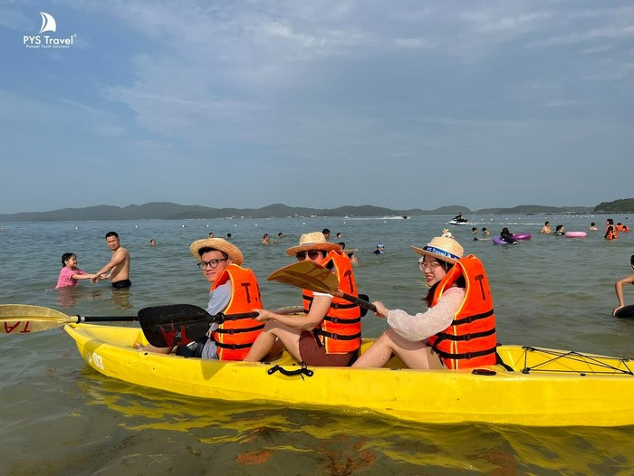 Trải nghiệm chèo kayak trên vịnh Hạ Long 