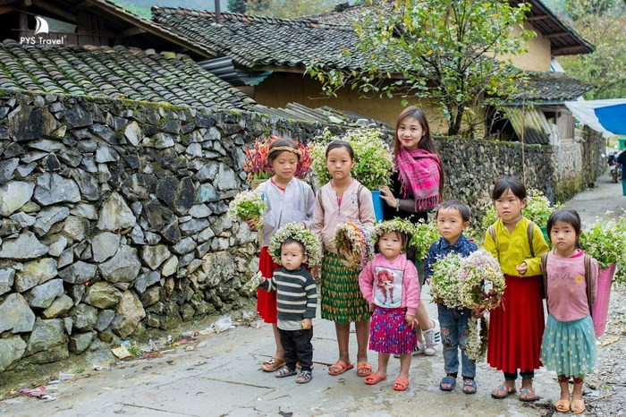 Du khách có thể chụp ảnh với các em bé ở Hà Giang