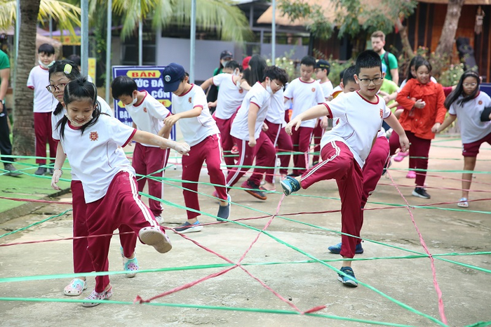 học sinh vui chơi