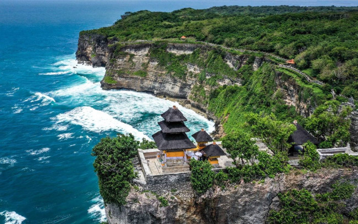 Ngôi đền linh thiêng cổ xưa nằm trên Đảo Bali