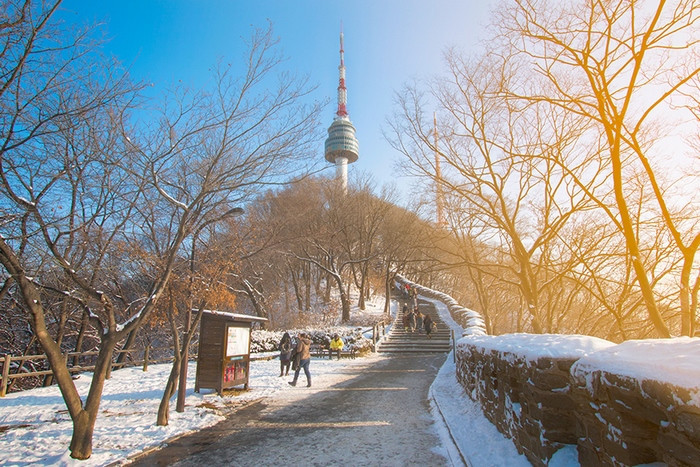 đường lên tháp namsan tuyết rơi trắng xóa